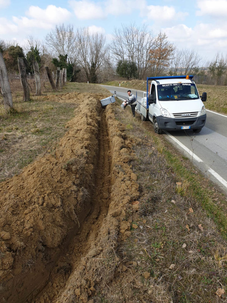 lavori di scavo e movimento terra con camion sulla strada