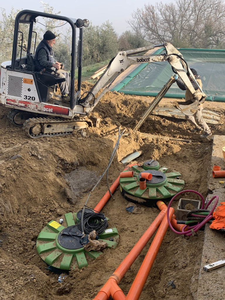 lavori di scavo e movimento terra con scavatore
