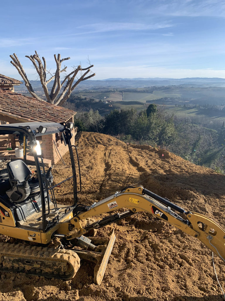 lavori di scavo e movimento terra con scavatore