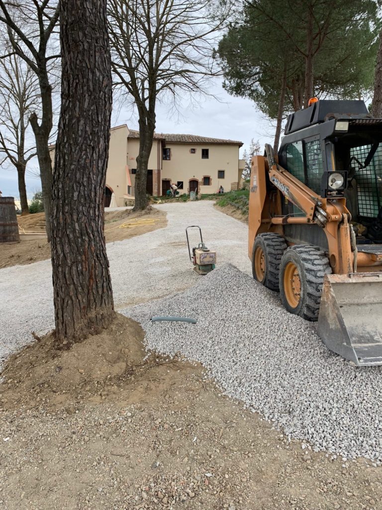 lavori di scavo e movimento terra con scavatore