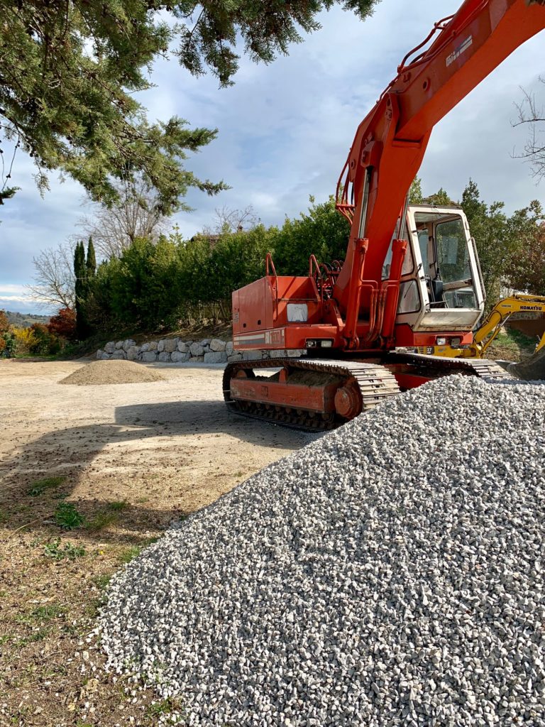 lavori di scavo e movimento terra con scavatore