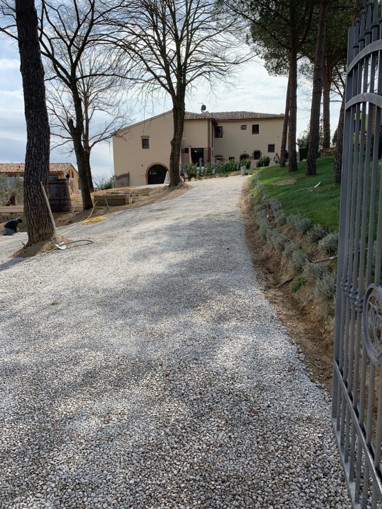 lavori di scavo e movimento terra con scavatore