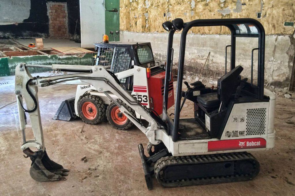 lavori di scavo e movimento terra con ruspa e scavatore