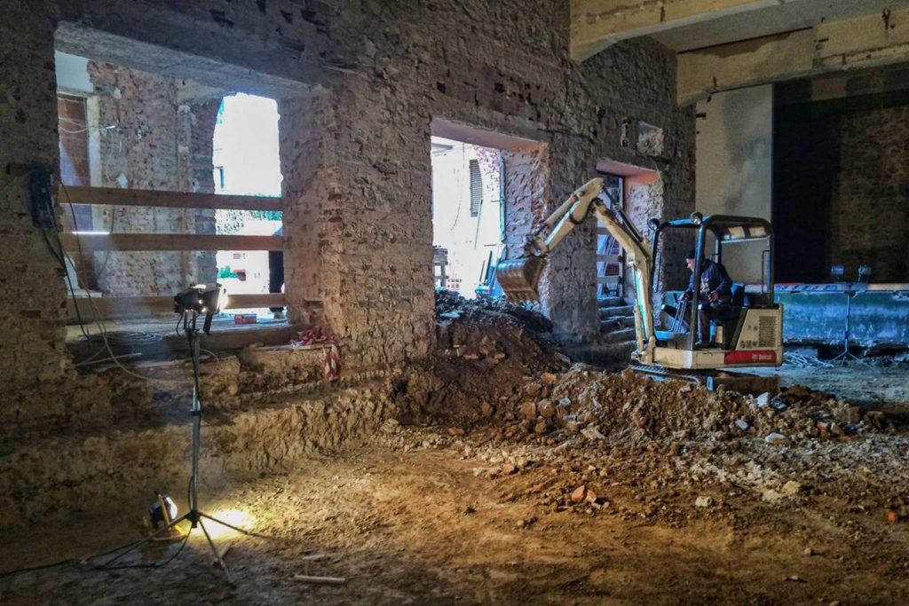 lavori di scavo e movimento terra con scavatore