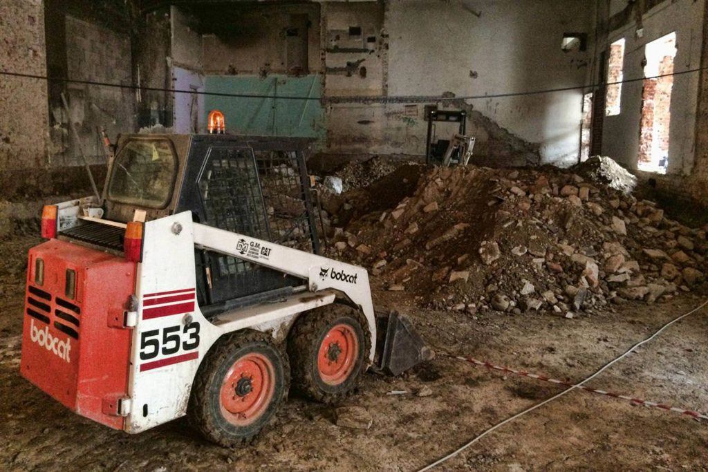 lavori di scavo e movimento terra con ruspa